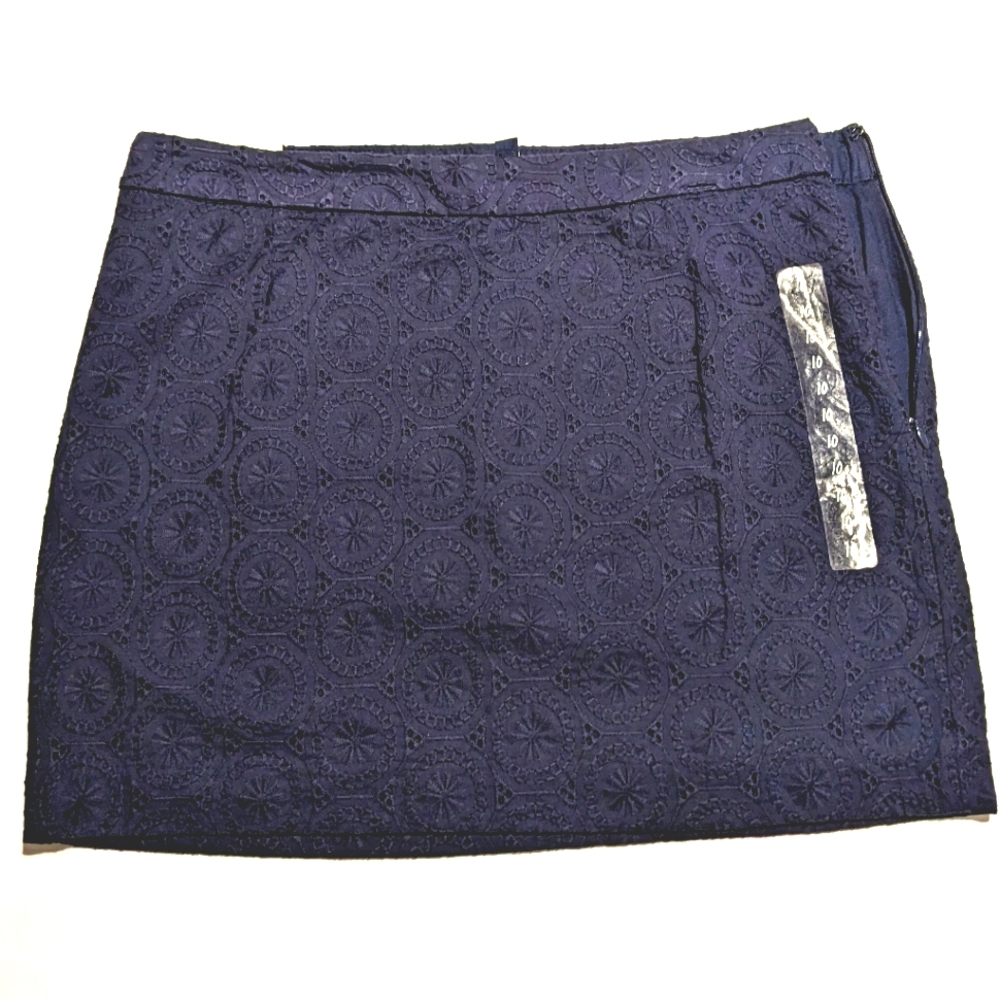 GAP Navy Blue mini skirt with eyelet detail, size 10.